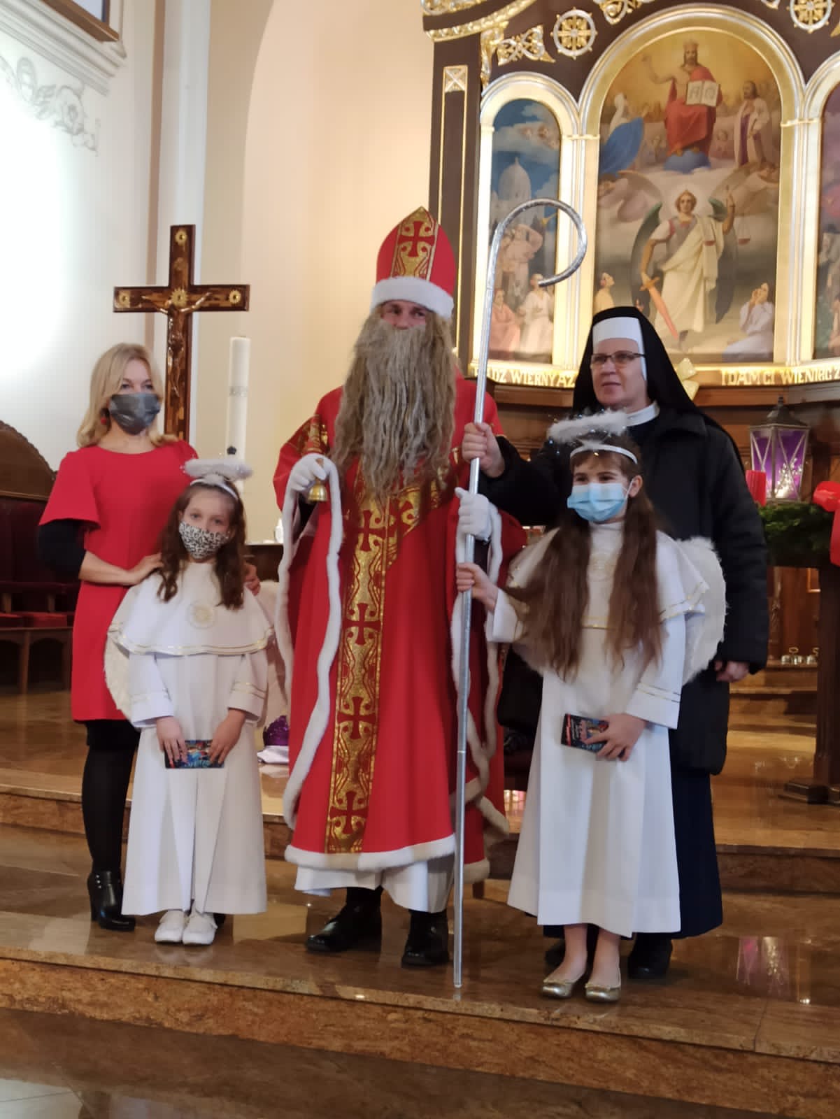 Wizyta św. Mikołaja w kościele.